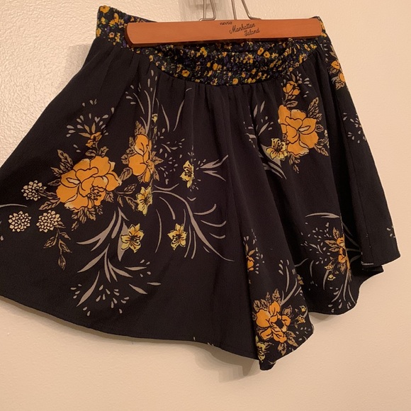 Urban outfitters high waisted float black and yellow floral shorts - Picture 4 of 4